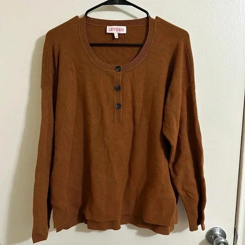 EUC Leyden‎ Button Sweater